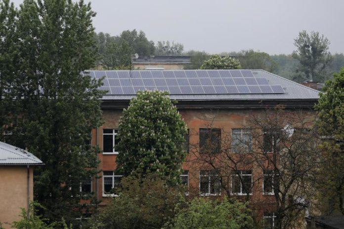 Результат пошуку зображень за запитом "Встановлена рік тому на даху львівської школи сонячна електростанція досі не працює"