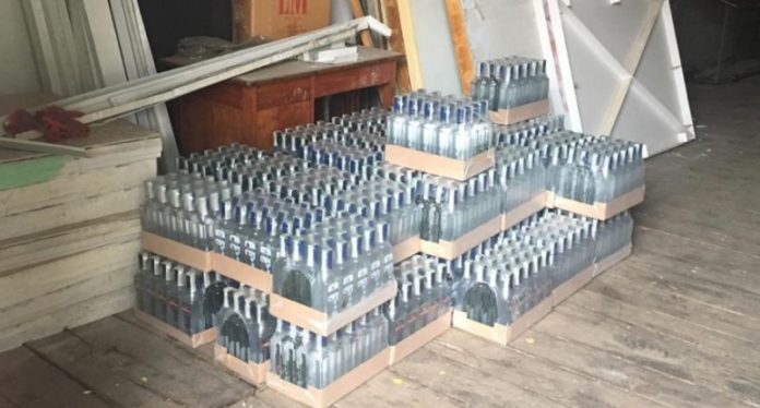 На Львівщині затримали податківця, який змусив підприємця купити у нього партію контрафактної горілки На Львівщині затримали податківця, який змусив підприємця купити у нього партію контрафактної горілки