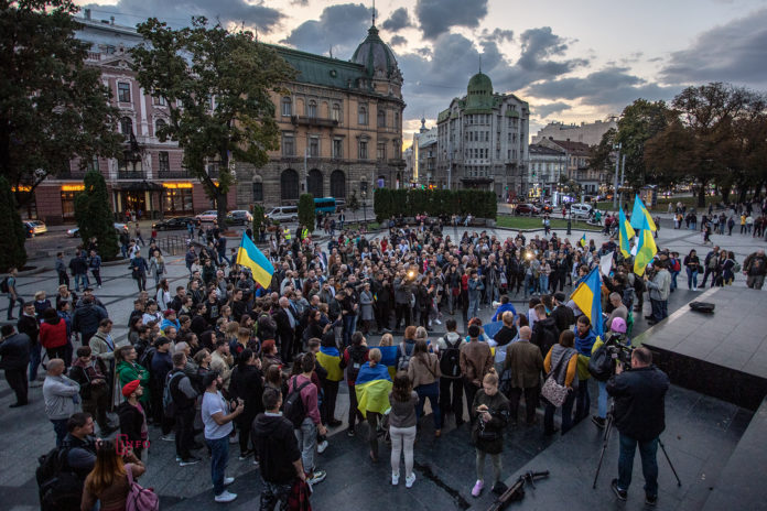 Акція протесту «Ні капітуляції!» проходить по всіх обласних центрах України Акція протесту «Ні капітуляції!» проходить по всіх обласних центрах України