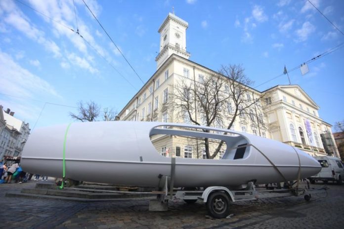 У центрі Львова розмістили човен, на якому львів’янин підкорить Атлантичний океан У центрі Львова розмістили човен, на якому львів’янин підкорить Атлантичний океан