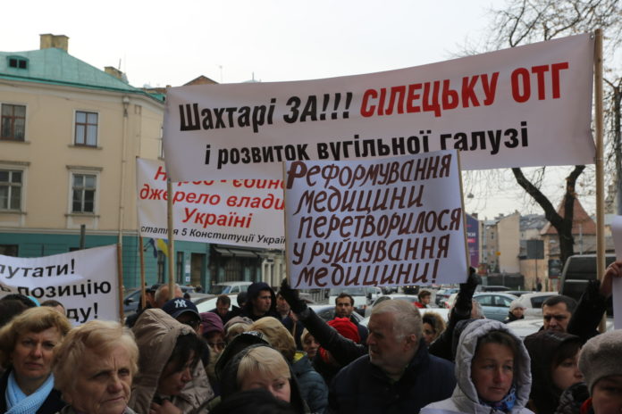 Львівську облраду пікетують мешканці ОТГ та працівники лікарень (фото) Львівську облраду пікетують мешканці ОТГ та працівники лікарень (фото)