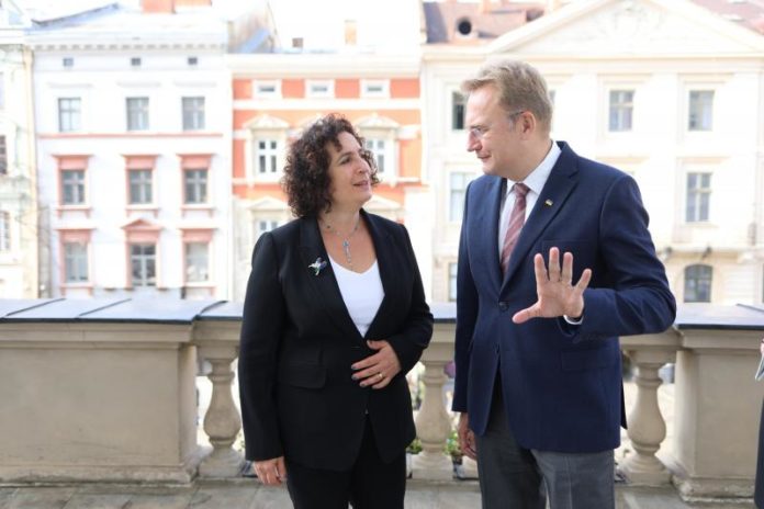 Львів співпрацюватиме з містами Великобританії у сфері освіти Львів співпрацюватиме з містами Великобританії у сфері освіти