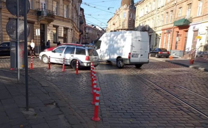 На вулиці Франка борються з недобросовісними водіями за допомогою обмежувальних стовпців На вулиці Франка борються з недобросовісними водіями за допомогою обмежувальних стовпців