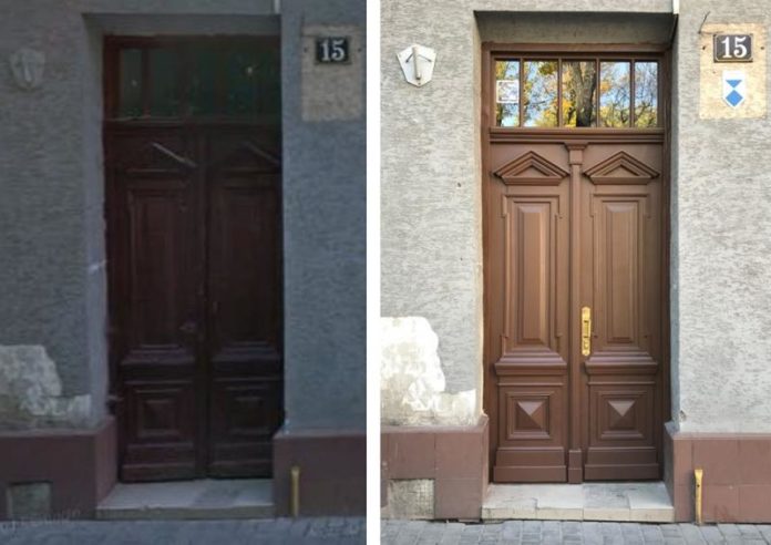 У центрі Львова відновили дерев’яну браму в будинку. Фото до та після