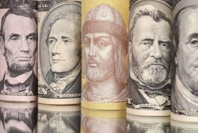 Уряд та експерти прогнозують у 2020 році долар по 27,3 гривні