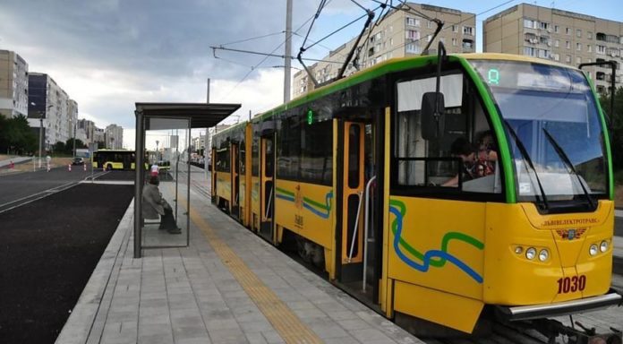 У Львові в трамваї грабіжник вдарив чоловіка ножем у груди У Львові в трамваї грабіжник вдарив чоловіка ножем у груди