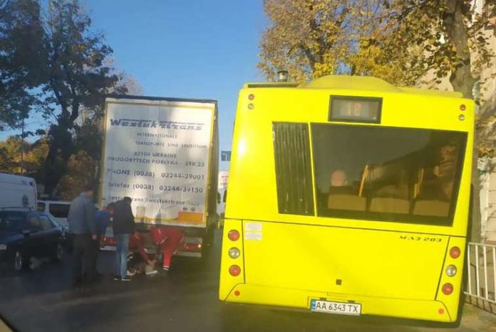 У Львові вантажівка на смерть збила жінку У Львові вантажівка на смерть збила жінку