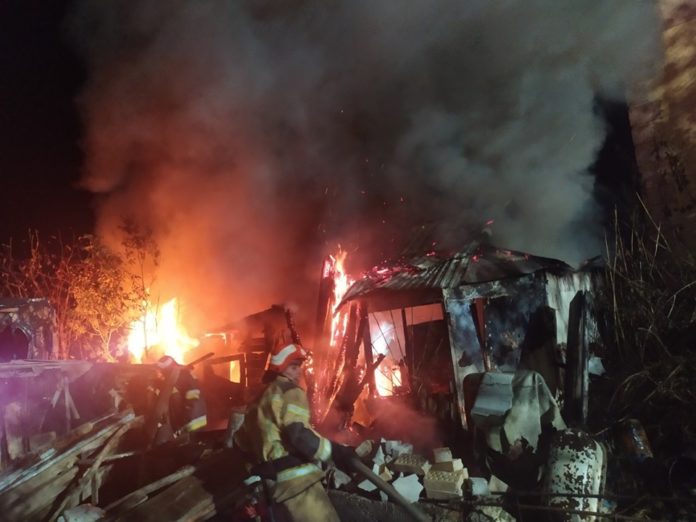На Пустомитівщині згоріла господарська будівля, вогонь перекинувся на житловий будинок На Пустомитівщині згоріла господарська будівля, вогонь перекинувся на житловий будинок