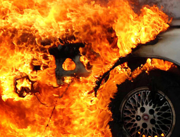 У Самборі директору комунального підприємства спалили авто