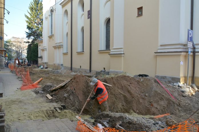 В історичному центрі Львова земляні роботи тривають без згоди археологів В історичному центрі Львова земляні роботи тривають без згоди археологів