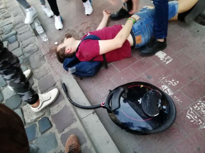У Львові травмувався хлопець, який їхав на моноколесі У Львові травмувався хлопець, який їхав на моноколесі