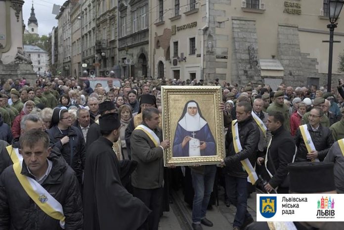 Сьогодні вулицями Львова проходить загальноміська молитовна Вервиця (відео) Сьогодні вулицями Львова проходить загальноміська молитовна Вервиця (відео)
