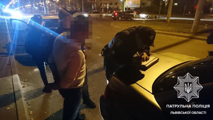 П’яний водій хотів «домовитися», щоб патрульні не складали протокол за його їзду П’яний водій хотів «домовитися», щоб патрульні не складали протокол за його їзду