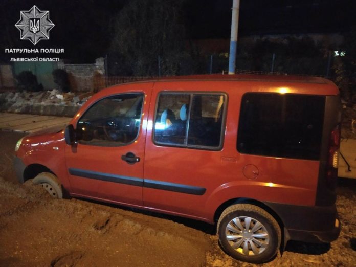 У Львові п’яний водій застряг у бетонному розчині і не зміг виїхати У Львові п’яний водій застряг у бетонному розчині і не зміг виїхати