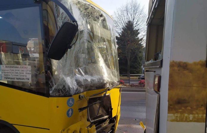 У Львові зіткнулися два маршрутні автобуси, потерпіло десятеро пасажирів (фото)