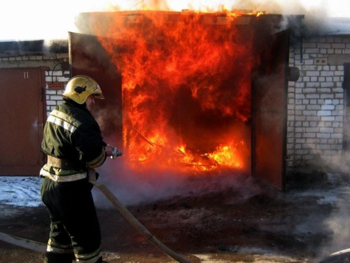 На Львівщині згорів автомобільний гараж На Львівщині згорів автомобільний гараж