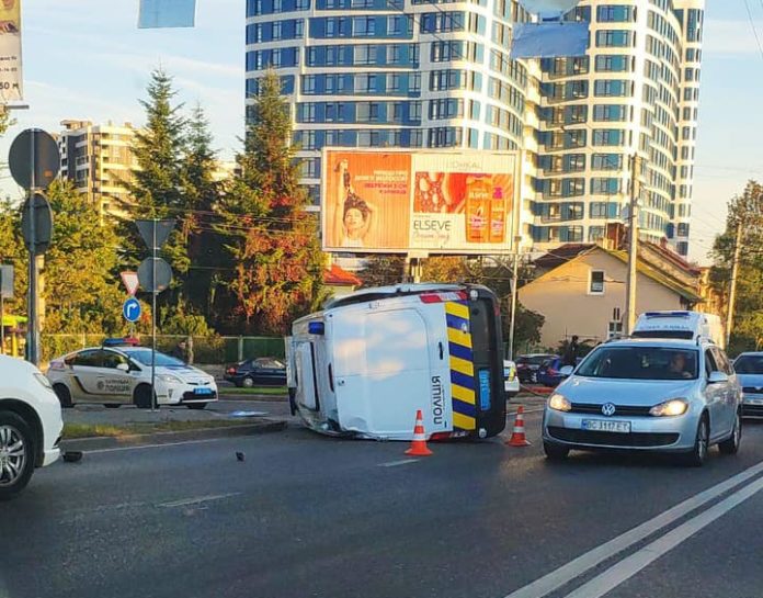 У Львові сталася масштабна ДТП за участі поліцейської автівки У Львові сталася масштабна ДТП за участі поліцейської автівки