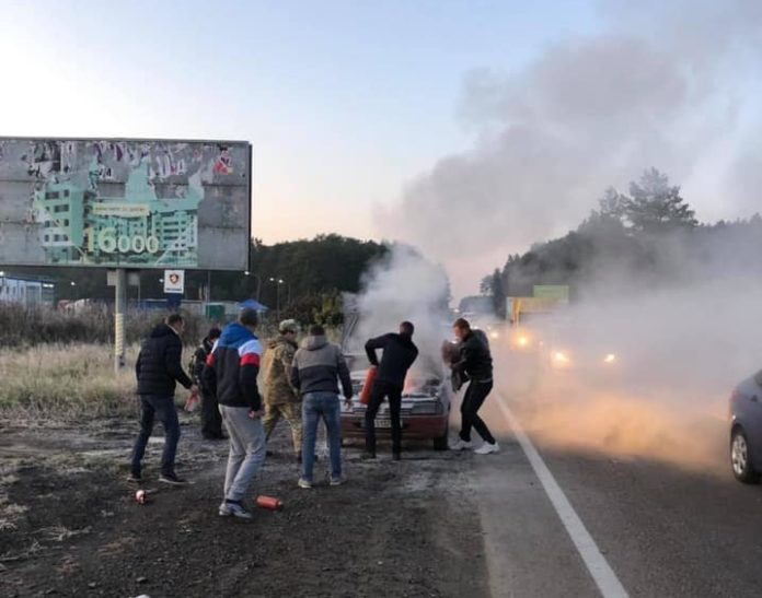 Під Львовом під час руху загорілася автівка (фото) Під Львовом під час руху загорілася автівка (фото)
