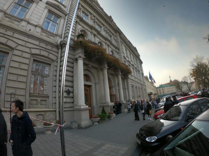 У Львові повідомили про замінування облради та вокзалу У Львові повідомили про замінування облради та вокзалу