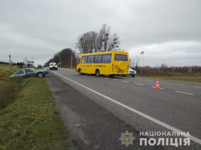 На Львівщині зіткнулись автомобіль та «Школярик»: 10 дітей доставлені у лікарню На Львівщині зіткнулись автомобіль та «Школярик»: 10 дітей доставлені у лікарню