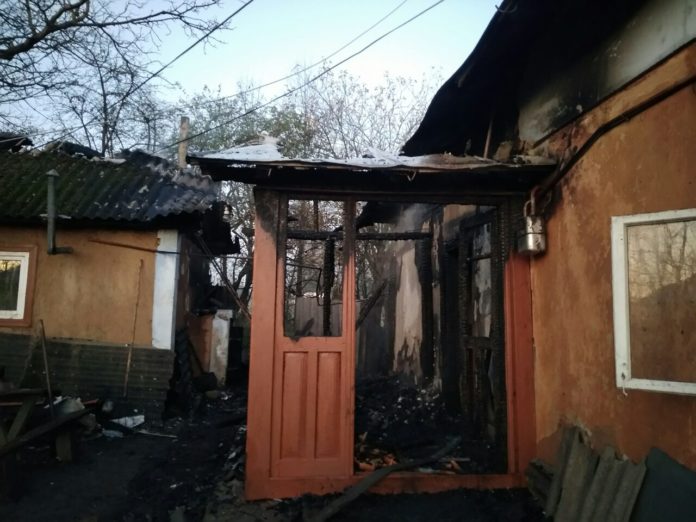 На Львівщині внаслідок пожежі в будинку ледь не загинув власник (фото) На Львівщині внаслідок пожежі в будинку ледь не загинув власник (фото)