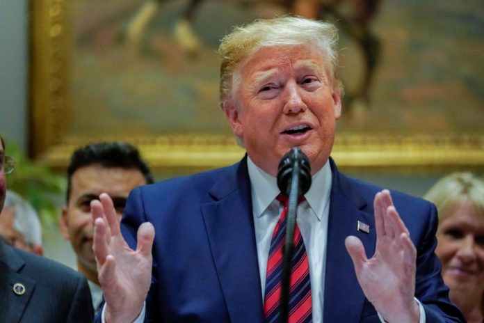 Трамп із друзями і сім’єю подивився «Джокера» в Білому домі Трамп із друзями і сім’єю подивився «Джокера» в Білому домі
