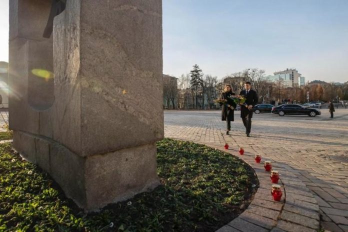 Президент Зеленський разом з дружиною вшанували пам’ять жертв Голодомору (відео) Президент Зеленський разом з дружиною вшанували пам’ять жертв Голодомору (відео)