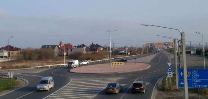 Біля Львова облаштували освітлення на кільцевій транспортній розв’язці (фото) Біля Львова облаштували освітлення на кільцевій транспортній розв’язці (фото)