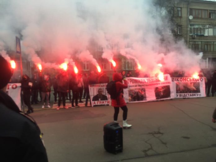 Депутати Львівської облради та активісти проводять акцію протесту в Києві (фото) Депутати Львівської облради та активісти проводять акцію протесту в Києві (фото)