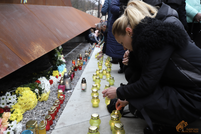 День Гідності та Свободи: біля Меморіалу пам’яті Героїв Небесної Сотні запалили сотні свічок День Гідності та Свободи: біля Меморіалу пам’яті Героїв Небесної Сотні запалили сотні свічок