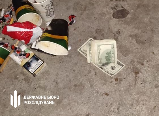 Результат пошуку зображень за запитом Слідчі львівського ДБР затримали поліцейського, що вимагав хабаря від айтішника"
