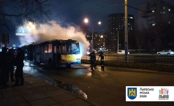У Львові під час руху загорівся тролейбус У Львові під час руху загорівся тролейбус