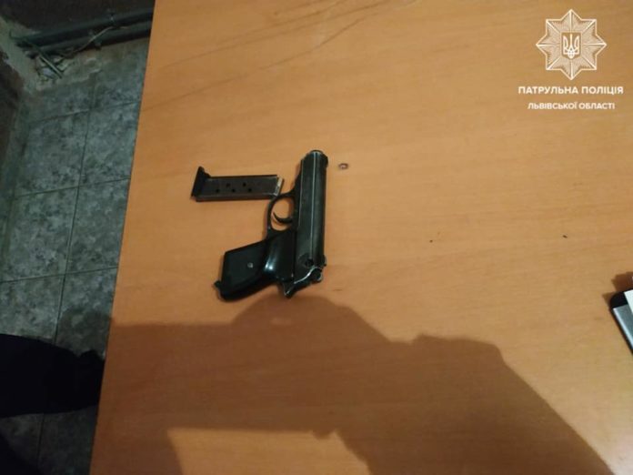 У Львові затримали чоловіків, що гуляли зі зброєю (фото) У Львові затримали чоловіків, що гуляли зі зброєю (фото)