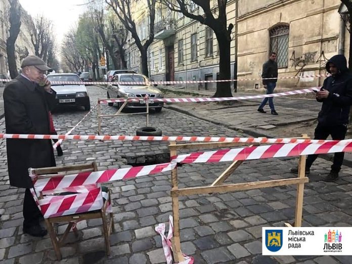 У Львові посеред дороги утворилось провалля У Львові посеред дороги утворилось провалля