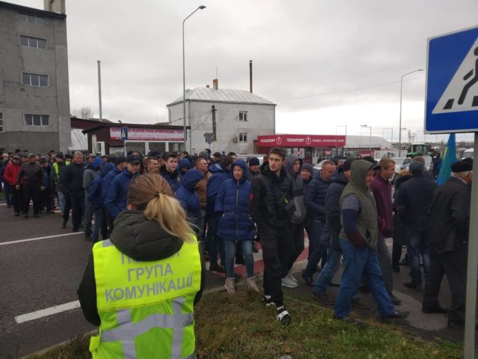 На Львівщині перекрили трасу Київ-Чоп (фото) На Львівщині перекрили трасу Київ-Чоп (фото)