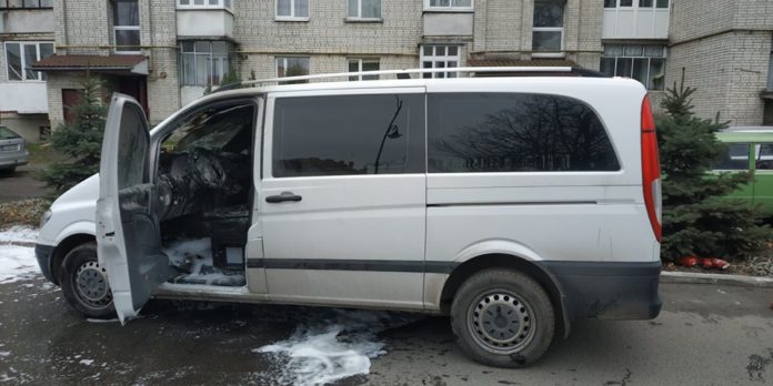 У Золочеві рятувальники гасили пожежу в авто У Золочеві рятувальники гасили пожежу в авто