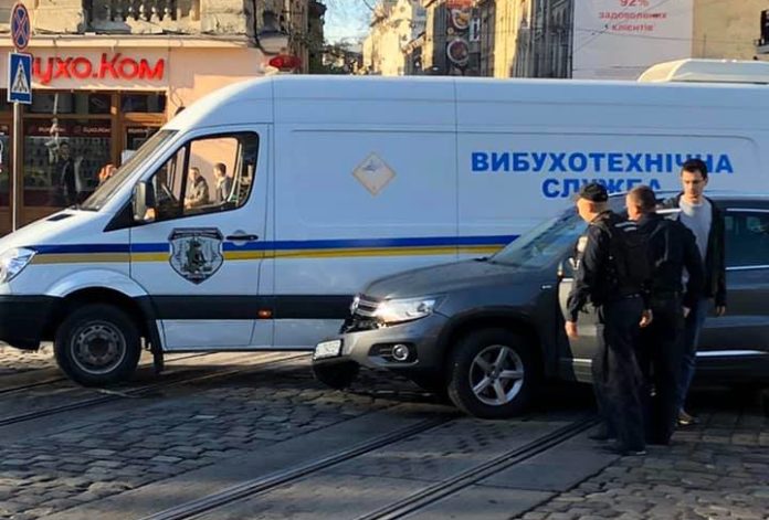 На проспекті Свободи легкова зіткнулася з авто спецслужби, яке їхало перевірити замінування ОДА На проспекті Свободи легкова зіткнулася з авто спецслужби, яке їхало перевірити замінування ОДА