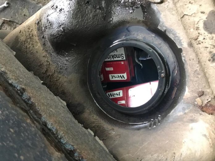 На кордоні з Польщею у паливному баку автомобіля службовий собака знайшов сигарети На кордоні з Польщею у паливному баку автомобіля службовий собака знайшов сигарети