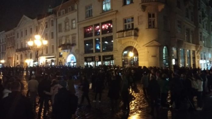 У центрі Львова знову сталася бійка між футбольними вболівальниками (фото, відео) У центрі Львова знову сталася бійка між футбольними вболівальниками (фото, відео)