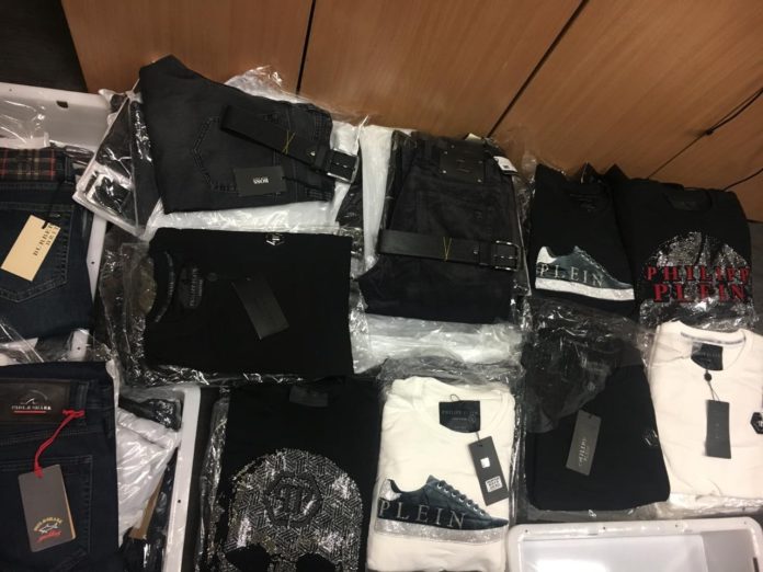 У львівському аеропорті митники вилучили брендових речей на понад 1 млн грн (фото) У львівському аеропорті митники вилучили брендових речей на понад 1 млн грн (фото)