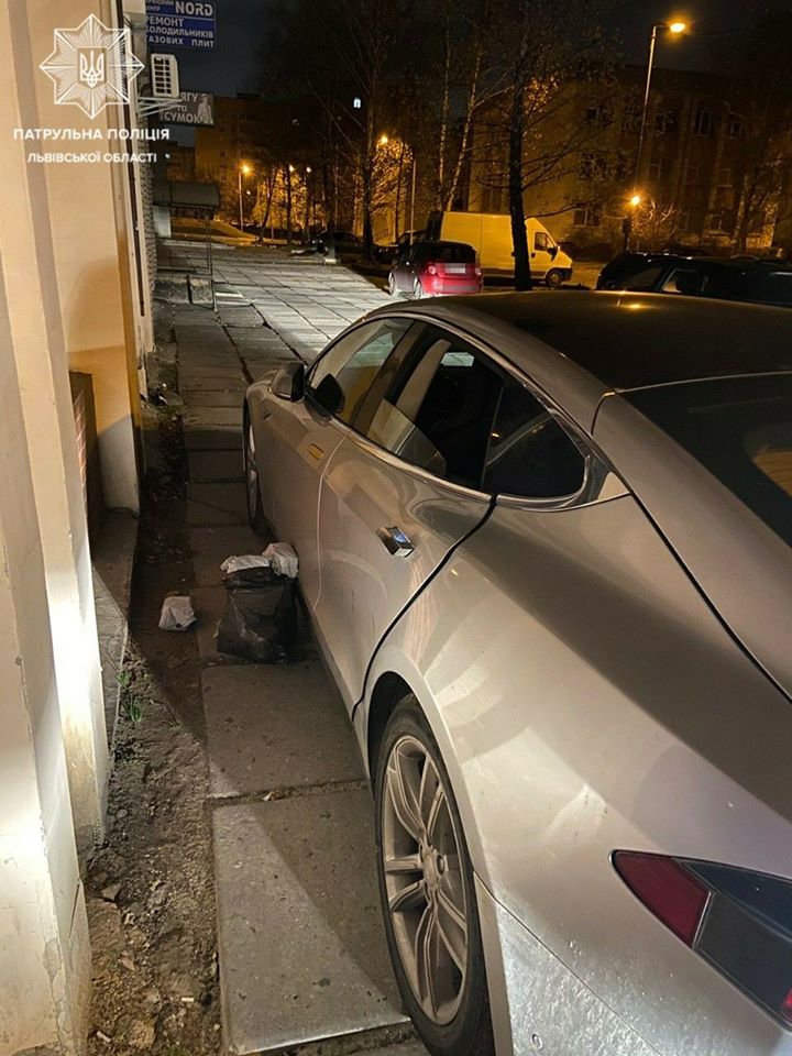 У Львові поліція «на гарячому» впіймала злодія, який заліз у «Теслу» - 2