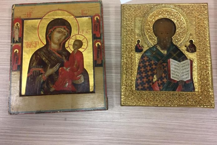 У Львівському аеропорті затримали українців із старовинними іконами (фото) У Львівському аеропорті затримали українців із старовинними іконами (фото)