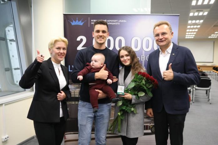 2-мільйонним пасажиром аеропорту «Львів» став 4-місячний Соломон 2-мільйонним пасажиром аеропорту «Львів» став 4-місячний Соломон