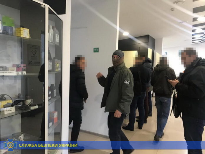 Посадовці Львівської митниці організували нелегальну схему розмитнення іноземних авто Посадовці Львівської митниці організували нелегальну схему розмитнення іноземних авто