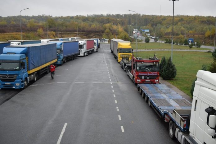 На українсько-словацькому кордоні у черзі застрягли 300 вантажівок На українсько-словацькому кордоні у черзі застрягли 300 вантажівок