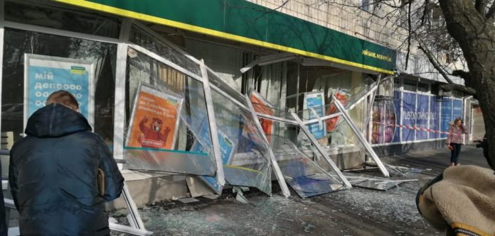 У Києві підірвали відділення “Ощадбанку”: гроші лежали на асфальті (фото, відео) У Києві підірвали відділення “Ощадбанку”: гроші лежали на асфальті (фото, відео)