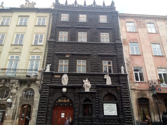 Як у Львові реставрували «Чорну кам’яницю»