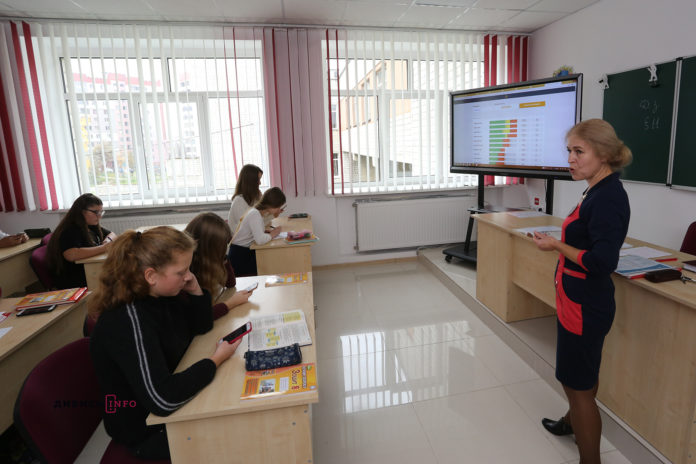 Контрольні на смартфоні й СПА у басейні: як оновлюють львівські школи (фоторепортаж) Контрольні на смартфоні й СПА у басейні: як оновлюють львівські школи (фоторепортаж)