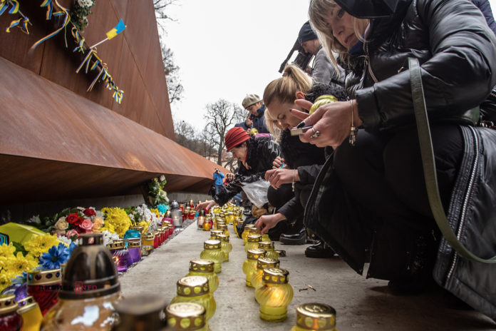 Як львів’яни вшанували героїв на новому Меморіалі Небесній Сотні (фоторепортаж) Як львів’яни вшанували героїв на новому Меморіалі Небесній Сотні (фоторепортаж)