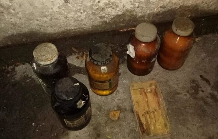 Працівники «Львівспецкомунтранс» виявили колби з хімікатами у сміттєвих баках Працівники «Львівспецкомунтранс» виявили колби з хімікатами у сміттєвих баках